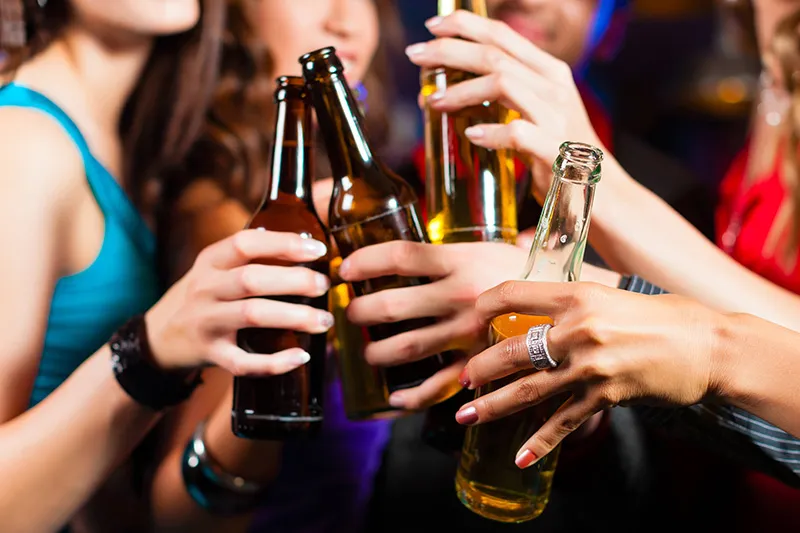 お酒とフードでさらに盛り上がるダーツ